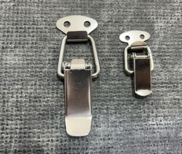 قفل مهماتی فنردار نقره ای جنس آهنی بسته 100 عددی وارداتی