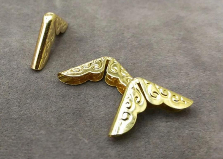 گوشه طرح دار طلایی آهنی بسته 1000 عددی وارداتی