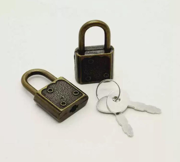 قفل آویز کلید دار جعبه ( قفل و کلید سربی) 2 * 3 سانت وارداتی