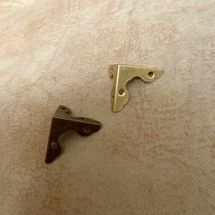 گوشه فلزی 2/5 سانت وارداتی بسته 1000 عددی