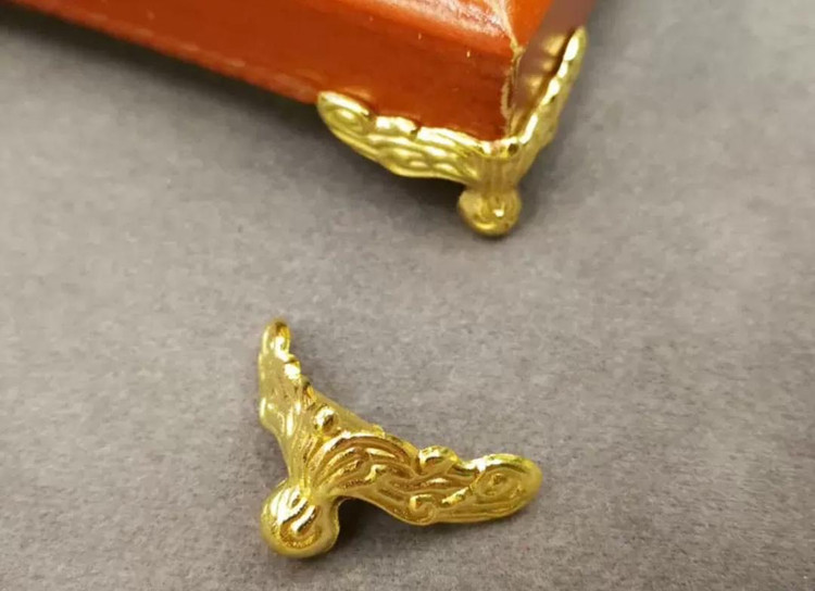 پایه کاج پلاستیکی 2 سانت طلایی بسته 100 عددی وارداتی