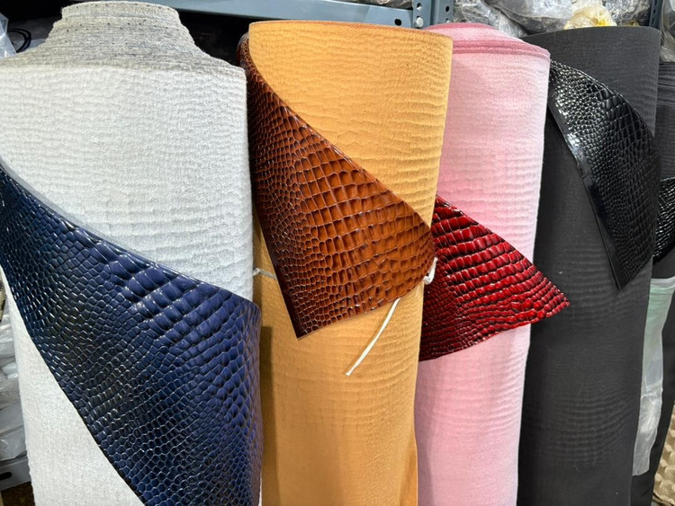 چرم مصنوعی کروکودیل عرض 140 جنس PU طاقه 50 متری وارداتی