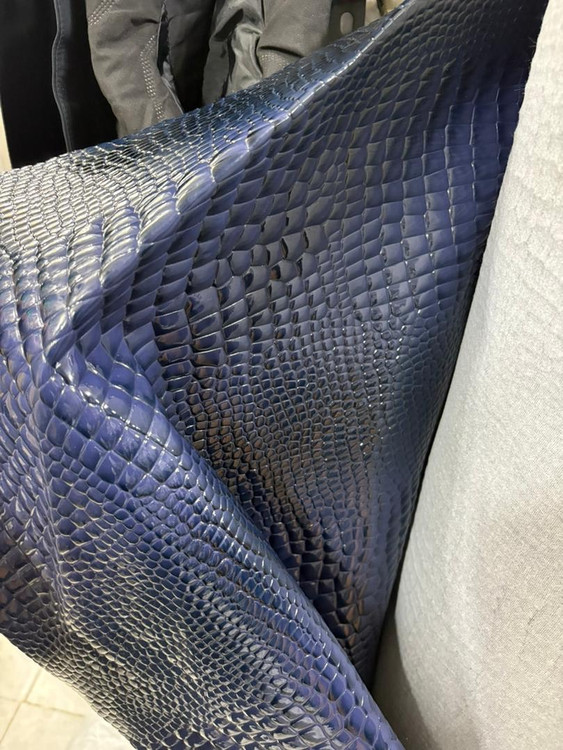 چرم مصنوعی کروکودیل عرض 140 جنس PU طاقه 50 متری وارداتی