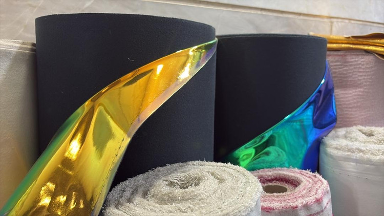 چرم مصنوعی هولوگرامی جنس PU طاقه 50 متری عرض 140 رنگ مگسی و آتیشی وارداتی