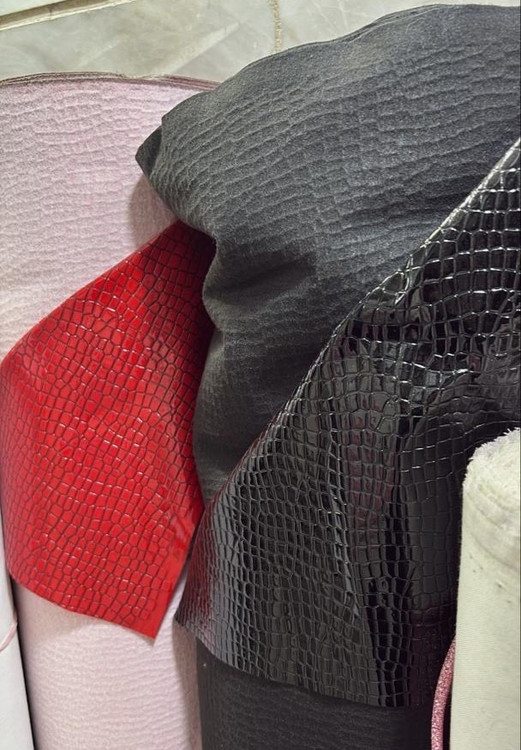 چرم مصنوعی سنگی مشکی و قرمز جنس PU طاقه 50 متری عرض 140 سانتی متر وارداتی