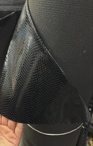 چرم مصنوعی ماری قرمز و مشکی جنس PU طاقه 50 متری عرض 140 سانتی متر وارداتی