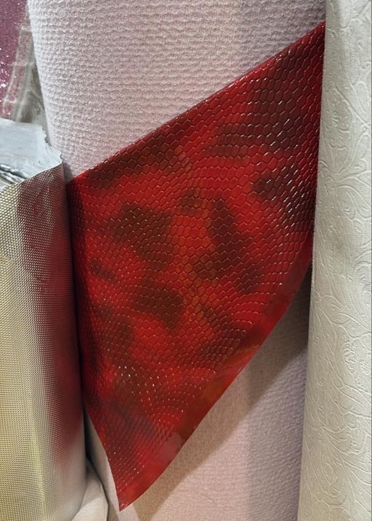 چرم مصنوعی ماری قرمز و مشکی جنس PU طاقه 50 متری عرض 140 سانتی متر وارداتی